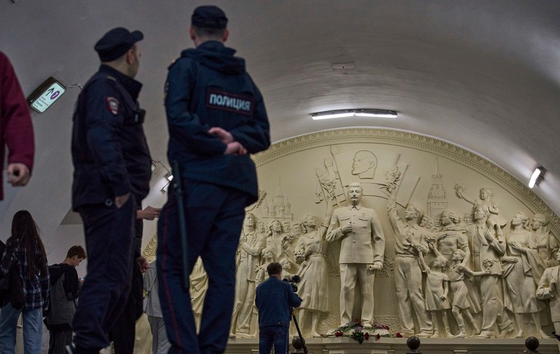 Cadou bizar pentru pasagerii din Moscova: metroul readuce o sculptură cu Stalin în mărime naturală
