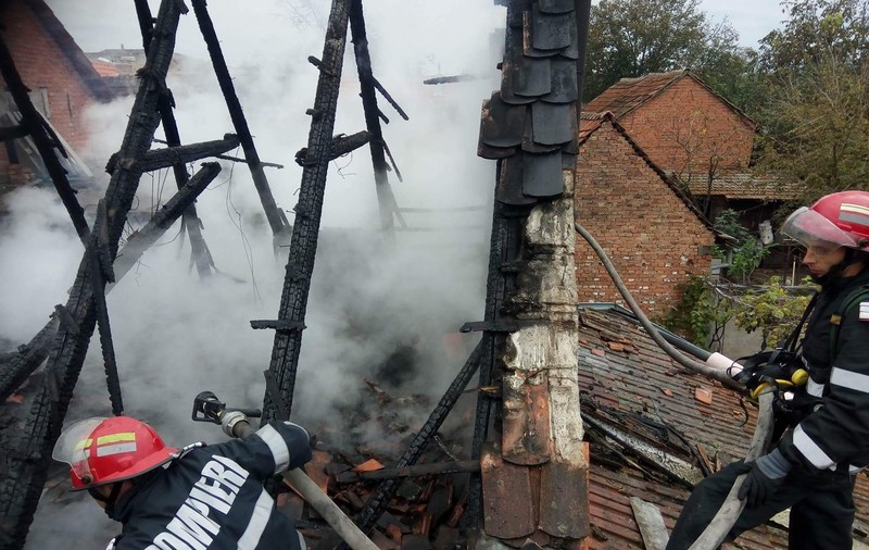 Incendiu violent la Caransebeș! Un scurt-circuit a produs panică FOTO&VIDEO