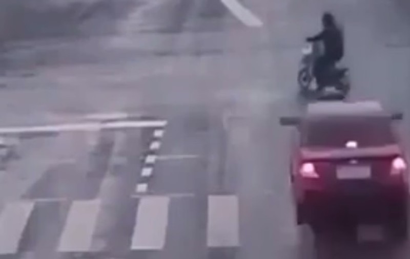 Accident teribil! L-a spulberat în intersecție și și-a continuat drumul VIDEO