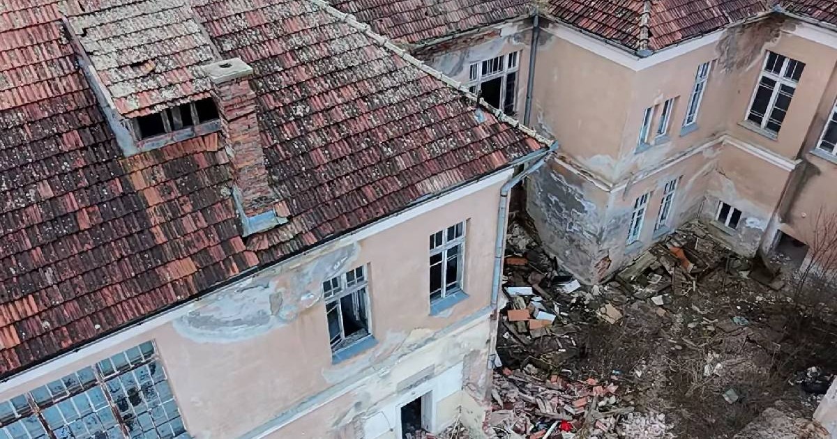O clădire foarte degradată care stă să se ptăbușească, odinioară simbol al Clujului