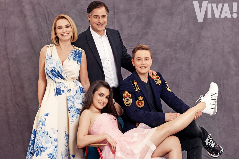 Andreea Esca a pozat cu familia ei în revista VIVA