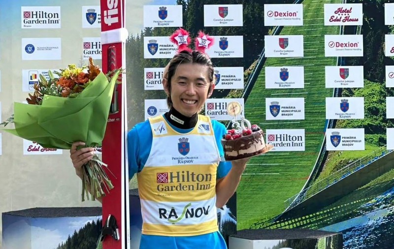 Naoki Nakamura, cu trofeul, pe podiumul de premiere