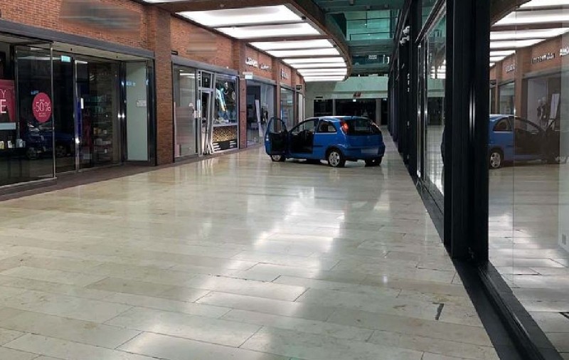 Mascații au intrat cu mașina în mall, au spart o bijuterie, au furat 6 kilograme de aur și au fugit pe jos, în Germania: „Inele, brățări, cercei, totul în două minute!”