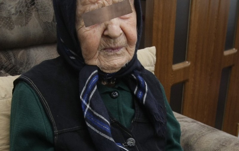 O bătrână abia operată, trimisă pe jos la autogară 