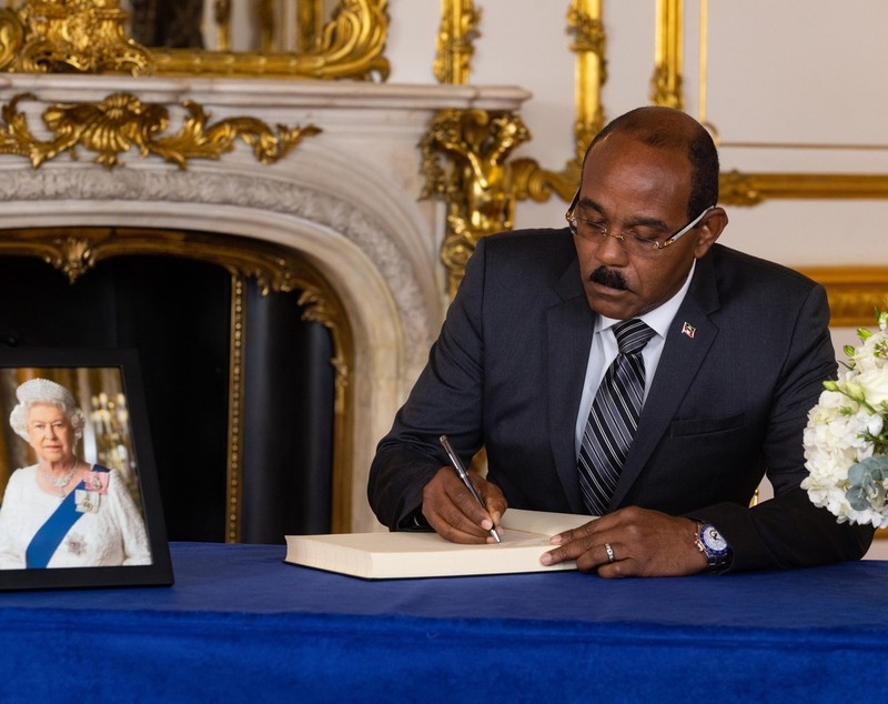 Întâlnirea ciudată pe care a avut-o regele Charles cu doar o zi înainte de înmormântarea reginei Elisabeta a II-a - presa britanică
