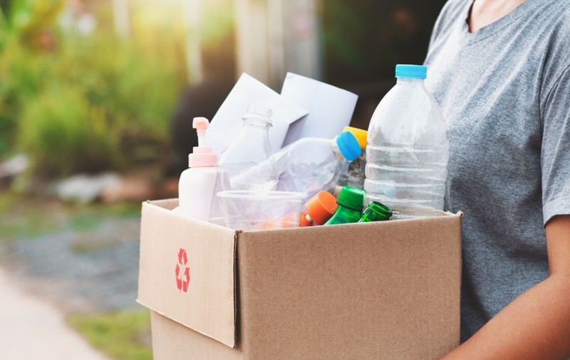 Paharele din plastic au devenit sursă de venit zilnică pentru unele persoane, în Cluj. Cum păcălesc aparatele de reciclare