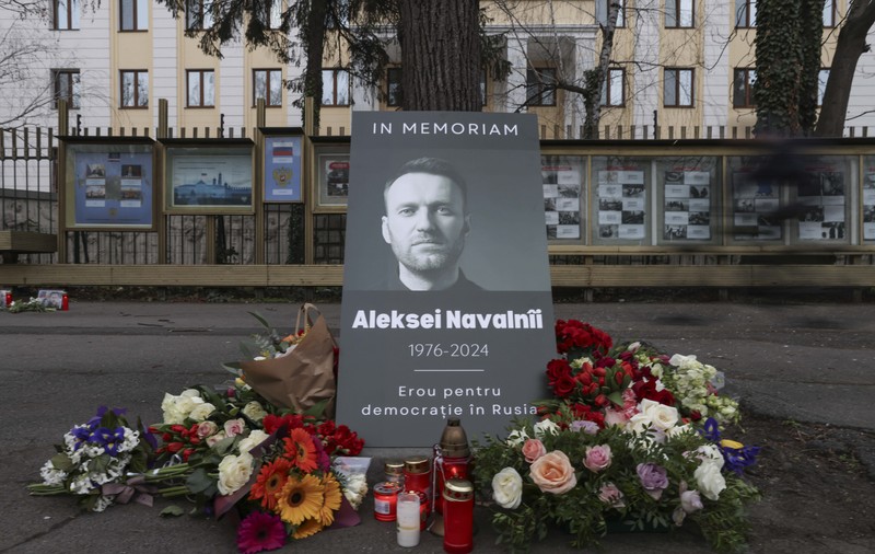 Flori și lumânări aprinse au fost depuse în memoria disidentului Aleksei Navalnîi în fața Ambasadei Rusiei la București. Un eveniment va fi organizat duminică de un europarlamentar