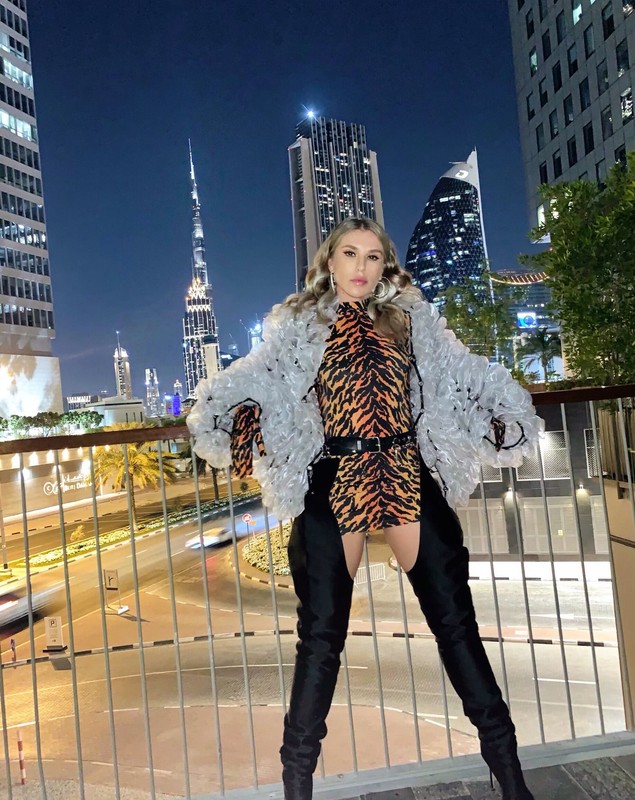 Cum arată Corina Bud acum, după ce o perioadă a stat departe de lumina reflectoarelor. Artista are 42 de ani și un băiat de 14 ani