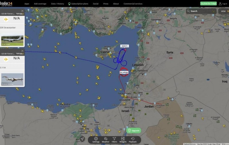 Mesaj fără perdea lăsat de piloții unui avion american pentru ruși. Ce au desenat pe cer în apropierea unei baze militare din Siria