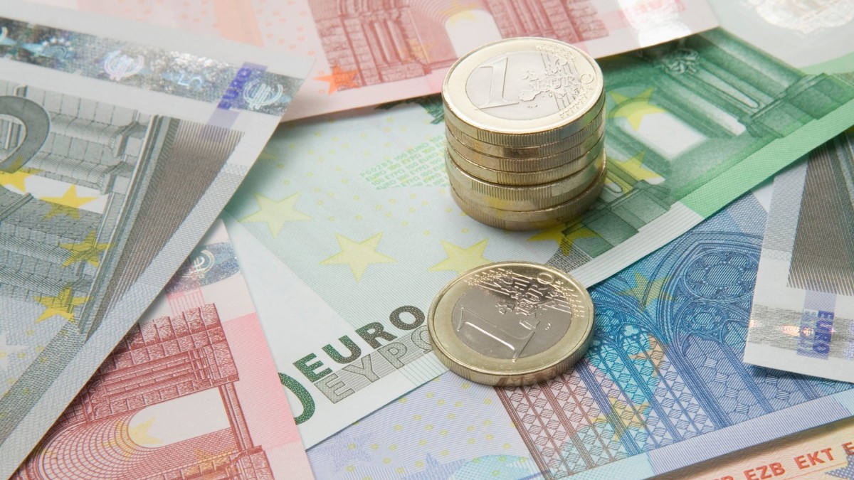 În imagine sunt ilustrate mai multe bancnote și monede euro