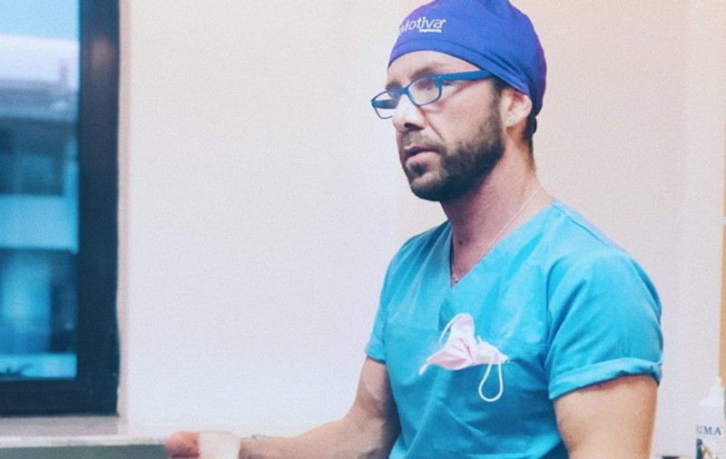 O femeie a depus o plângere împotriva falsului medic Matteo Politi! A plătit aproape 500 de euro pentru o operație estetică de care nu este mulțumită