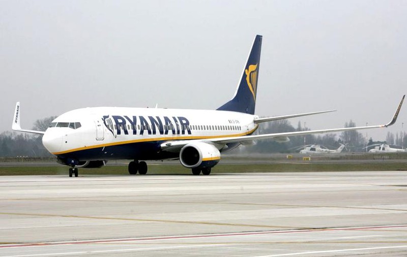 Un zbor Ryanair a fost deviat de urgență pe aeroportul din Frankfurt. Zeci de pasageri au început să sângereze
