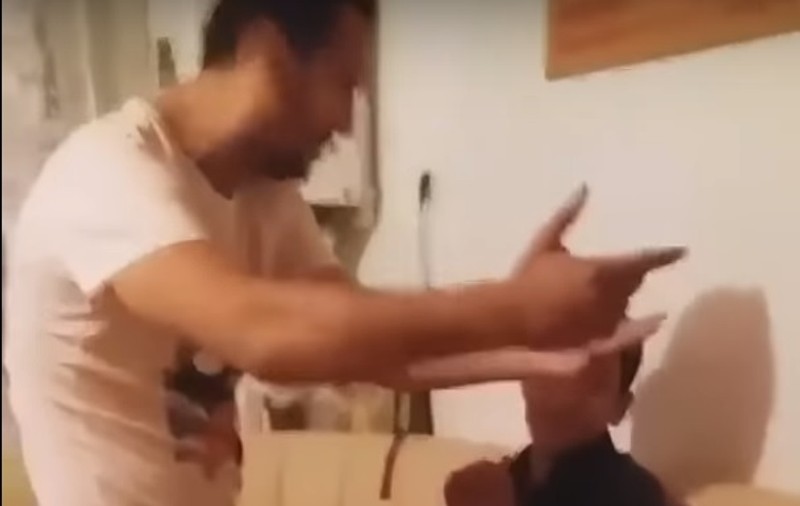 VIDEO| Un băiat din Iași ar fi fost obligat să bea urină de o fată cu care a avut o dispută