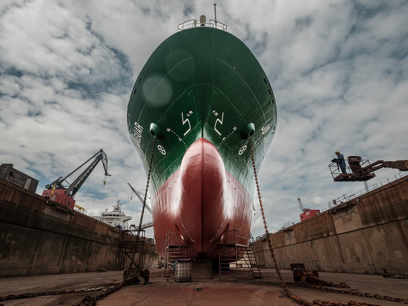Dorel măsoară cu ultrasunete grosimea pereților și gradul de eroziune al unei nave. Portul din Odense, Danemarca