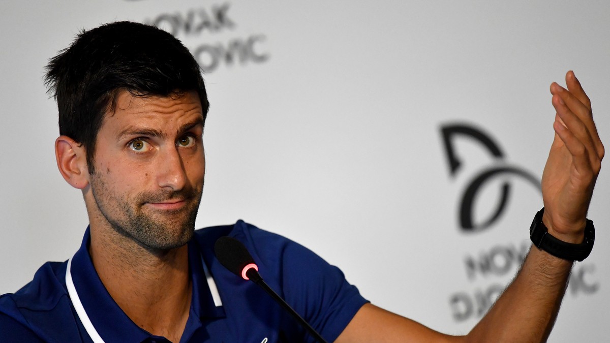 Novak Djokovic, gesticulând în timpul unei conferințe de presă. (FOTO: EPA)