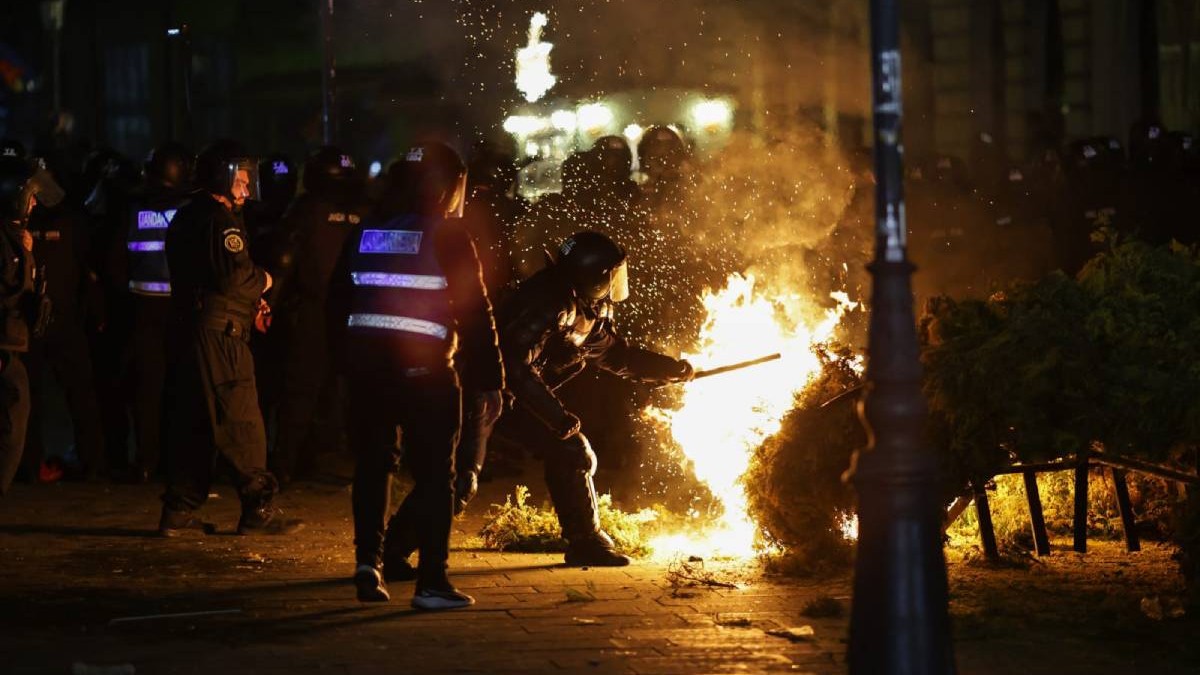 echipaj al jandarmeriei care incearca sa stinga un incediu produs de manifestantii pro georgescu