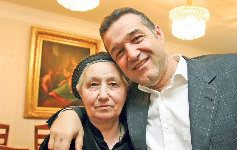 Gigi Becali a sărit calul în direct, făcând o remarcă sexistă: ”Pe tine te înțeleg că ești femeie și femeile cu inteligența sunt mai ușor”