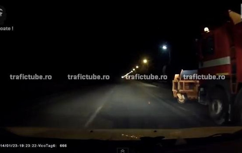 VIDEO FABULOS! Drumarii ARUNCAU ANTIDERAPANT pe ŞOSELE....înainte SĂ NINGĂ!