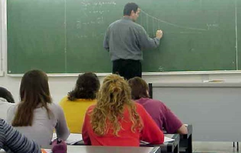 Proiectul care acordă profesorilor statut de autoritate publică este neconstituţional, a decis CCR