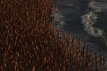 Mii de oameni nud iau parte în instalația artistică creată de Spencer Tunick pe plaja Bondi, din Sydney, Australia, pe 26 noiembrie 2022. Instalația fotografului are rolul de a reaminti oamenilor de pericolele cancerului de piele.