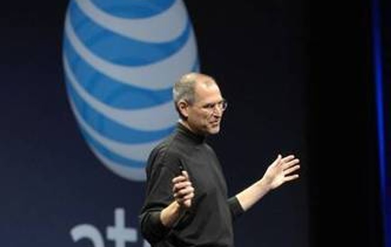 ”Tribute to Steve Jobs”, cu Deepside Deejays și modele accesorizate cu telefoane mobile
