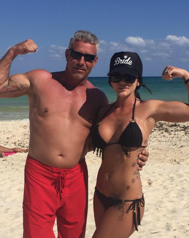 FOTO/ S-a măritat cu tatăl celei mai bune prietene, de două ori mai bătrân decât ea! Acum, cei trei pleacă împreună în vacanță!