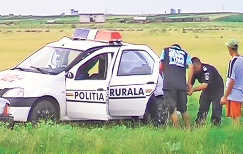 Urmărire ca în filme în judeţul Buzău! Şoferul fugar - împuşcat, agentul - cu nasul spart | FOTO