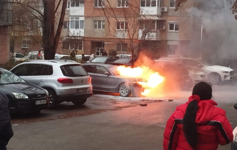 O mașină din Craiova a ars în parcarea blocului. Pompierii au venit cu două autospeciale