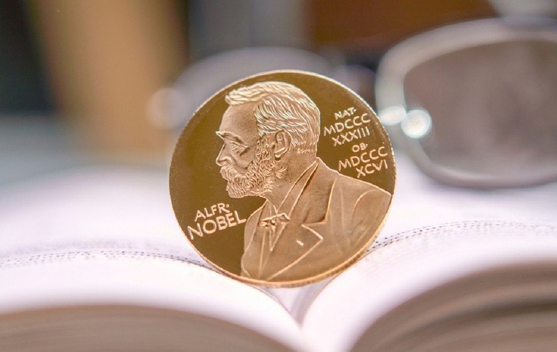 Medalie cu profilul lui Alfred Nobel pe o carte deschisă