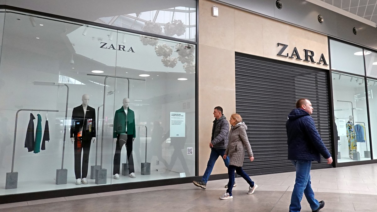 Magazin Zara cu oameni trecând pe lângă