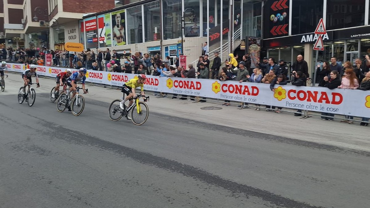 Vingegaard primul, în curbă de la 500 m,
