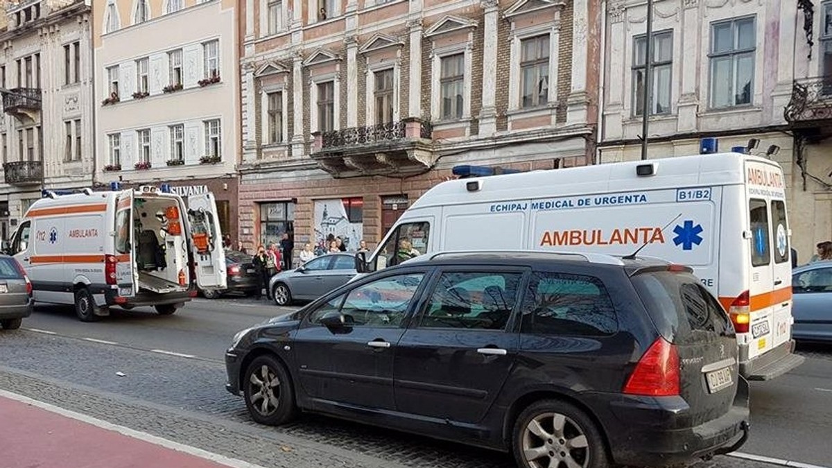 Un clujean care a furat cutia milei a fost lovit de o ambulanță