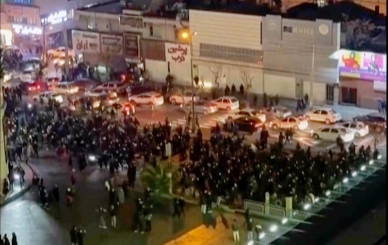 Protestele s-au extins în tot Iranul: milioane de oameni în stradă și peste 40 de manifestanți uciși. Ali Khamenei îi numește „vandali” și îl amenință pe Donald Trump