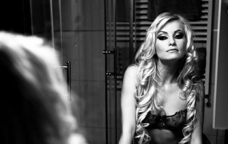 Sylvia, aproape GOALĂ, în baie! După divorţ, îşi arată nurii pe net | FOTO