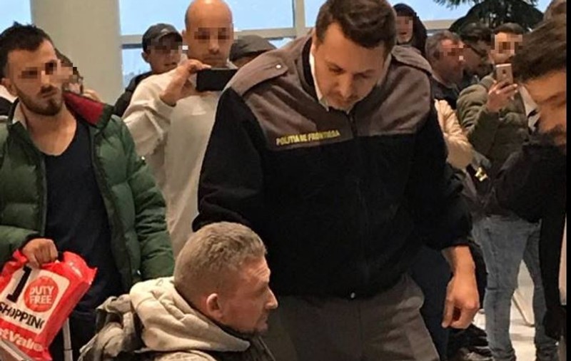 Incident pe Aeroportul Otopeni. Un bărbat a făcut scandal la o poartă de îmbarcare și a spart o vitrină (VIDEO)