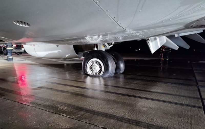 Trenul de aterizare al unui avion a luat foc pista Aeroportului din Cluj-Napoca