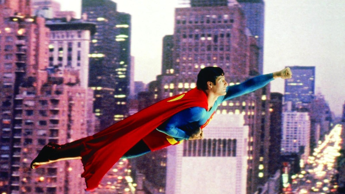 Pelerina purtată de Christopher Reeve în filmul "Superman", vândută la licitație. Ce sumă s-a plătit pentru ea