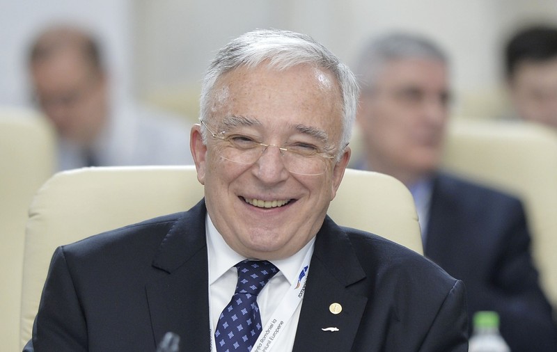 Isărescu e securist. Așa, și?! Problema e că are de 30 de ani puterea și nimeni nu reușește să o conteste