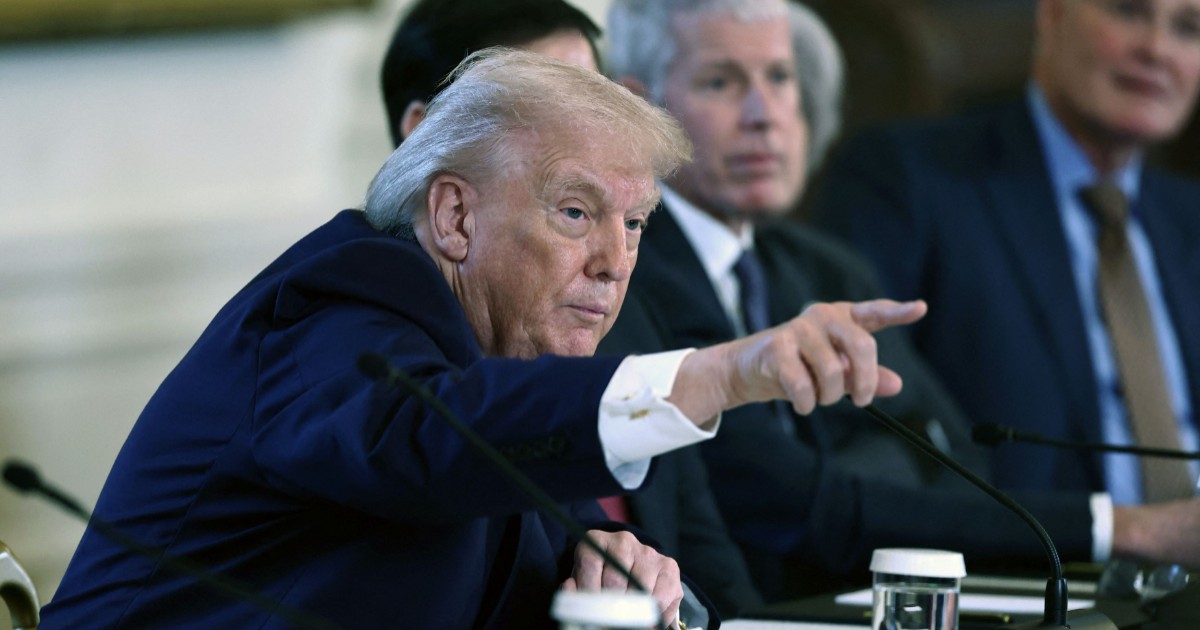 Președintele american Donald Trump, îmbrăcat la costum, în timpul unei ședințe la Casa Albă