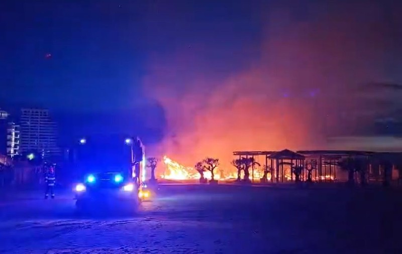 Barurile H2O și Crazy Beach din Mamaia au luat foc și s-au făcut scrum