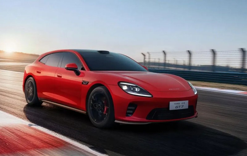 Chinezii de la Huawei au clonat Porsche Panamera și au făcut-o electrică, la o treime din prețul originalului