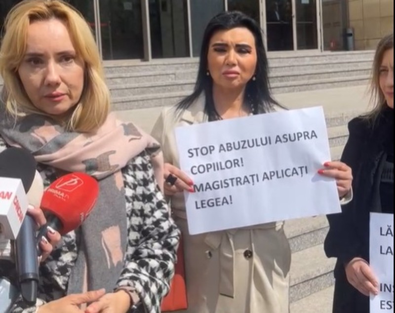 Adriana Bahmuțeanu, protest în mijlocul străzii: „Stop abuzului”. A mers în fața Tribunalului București alături de o vedetă și de o prietenă