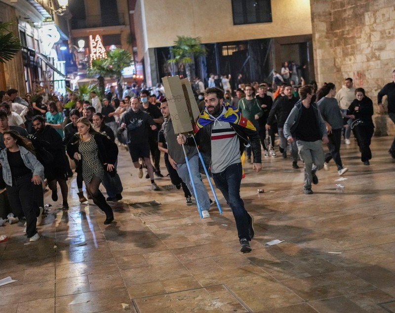 Zeci de mii de oameni au protestat în Valencia după inundațiile devastatoare: „Suntem pătați cu noroi, voi - cu sânge” | VIDEO