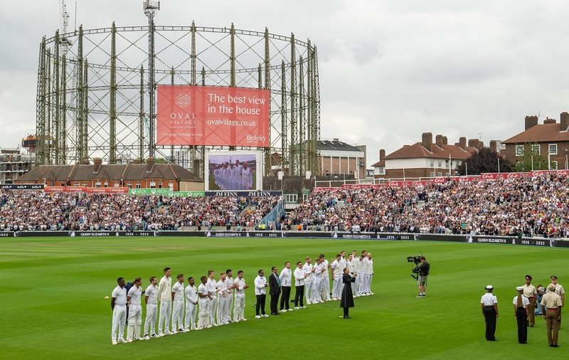Imnul „God Save the King” a fost intonat prima oară după 70 de ani, pe un stadion, la Londra | VIDEO