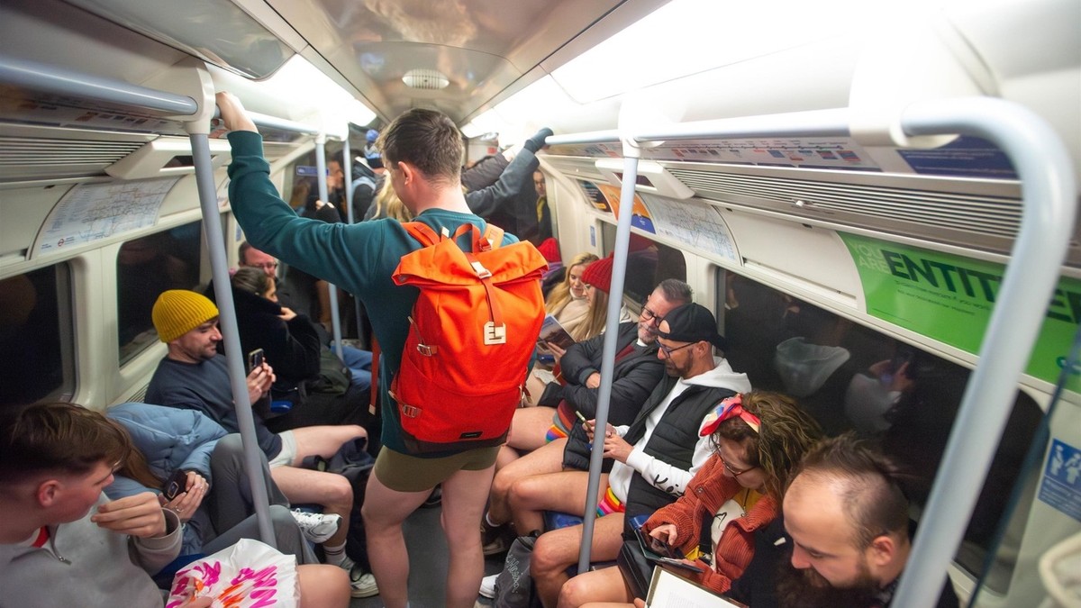 oameni fără pantaloni în metrou