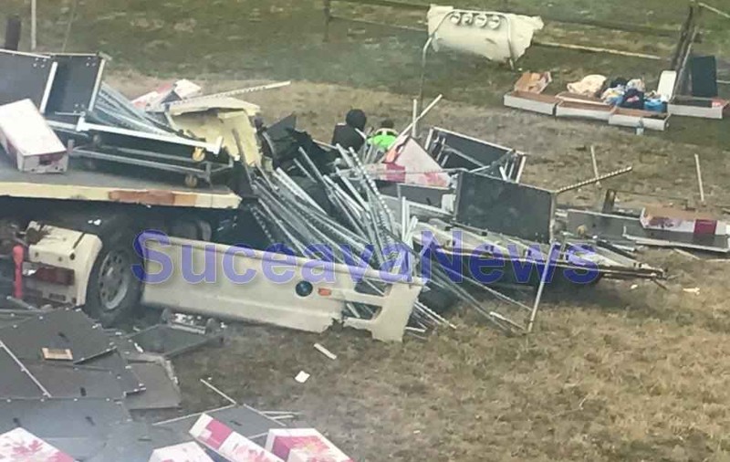 Un camion s-a răsturnat pe un drum din județul Suceava. Șoferul a scăpat cu viață ca prin minune