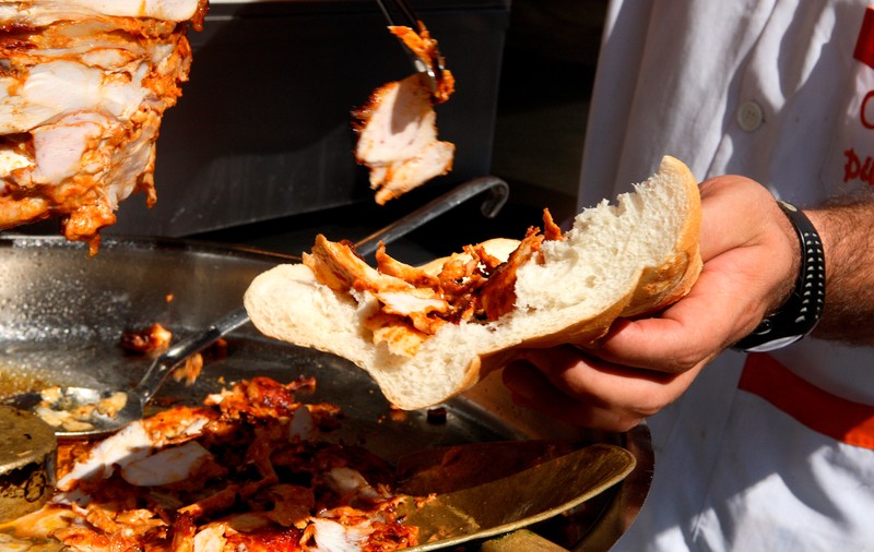 Părinții nu trebuie să le dea copiilor alimente cumpărate de pe stradă, shaorma, fast-food. "Sunt enorme riscurile dacă îi hrănesc ca pe adulți”