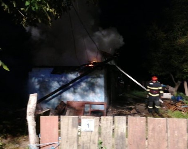 Două femei și o adolescentă din Iași au murit intoxicate cu fum, după ce le-a luat foc casa