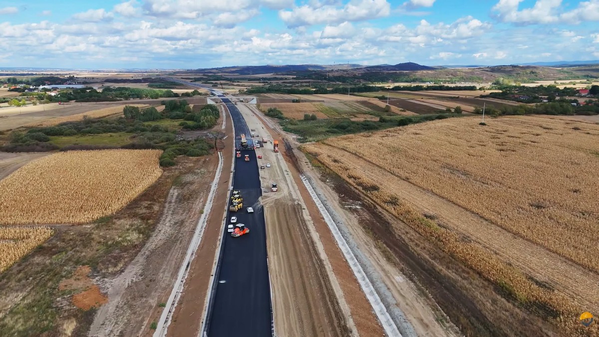 Lucrări pe lotul Biharia–Chiribiș din Autostrada Transilvania. O parte este asfaltată, urmând să fie realizată și cealaltă bucată