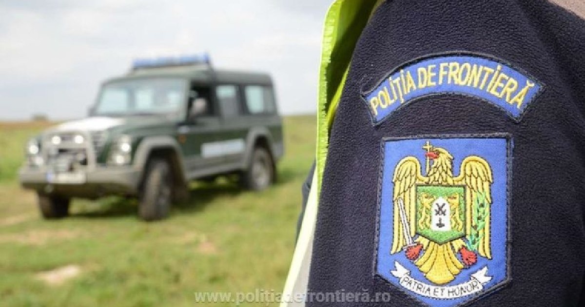 O mașină verde se vede în fundal, în prim plan se vede brațul unui polițist de la Poliția de Frontieră, cu sigla